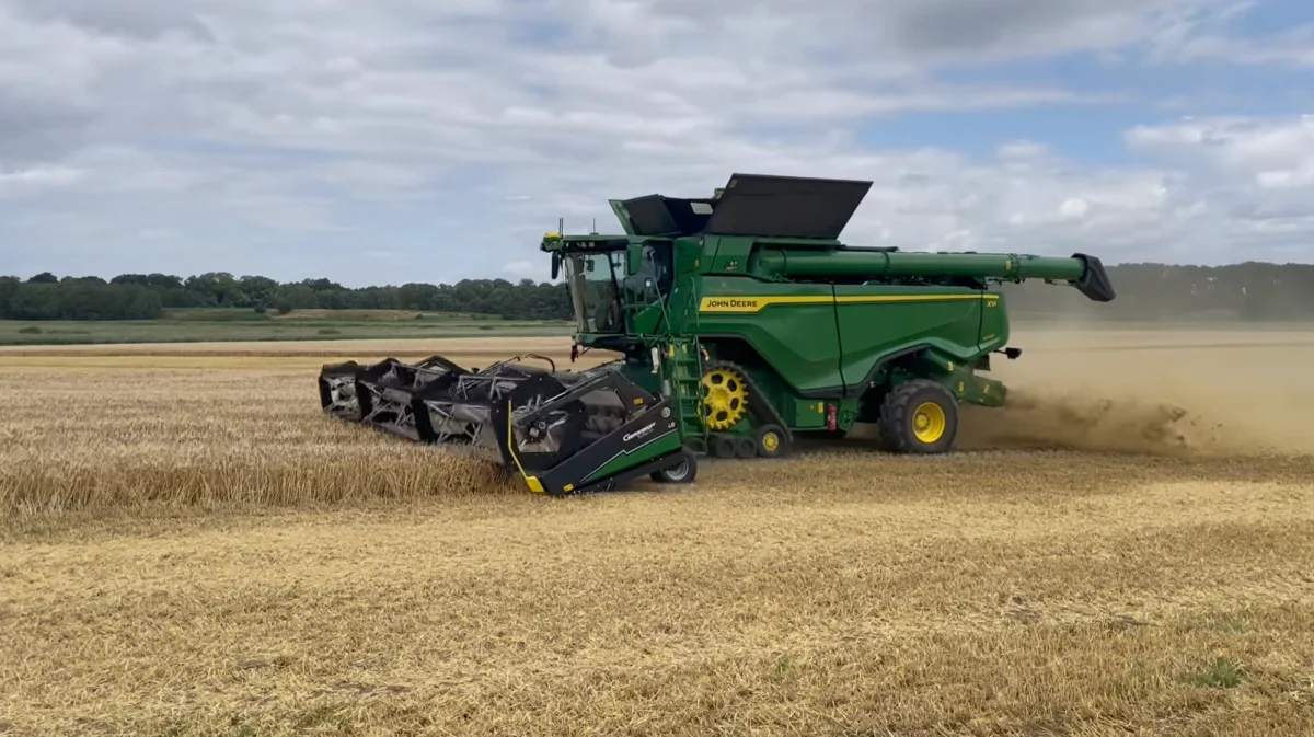 På Borreby gods på Vestsjælland er man her i gang med høst af den efterårssåede vårbyg med godsets nye John Deere X9-mejetærsker. (Foto: Borreby gods)