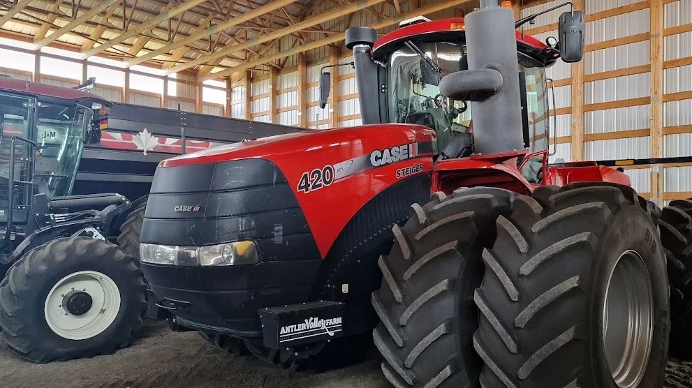 Farmens traktorer er alle Case IH, mens der er New Holland mejetærskere.