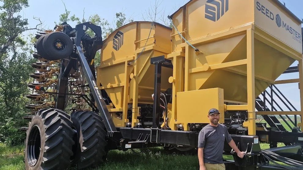 Den enorme Seed Master såmaskine, der er canadisk bygget, bruges til alle farmens afgrøder. Den er ikke egnet til gradueret såning efter tildelingskort, men der køres generelt med lave såmængder. Læs mere om maskinen på www.seedmaster.ca .
