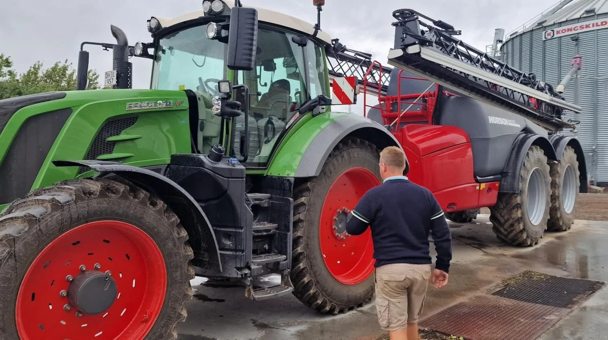 Jesper Albrektsen har 7 Fendt-traktorer - her med trailersprøjten med 36 meter bom.