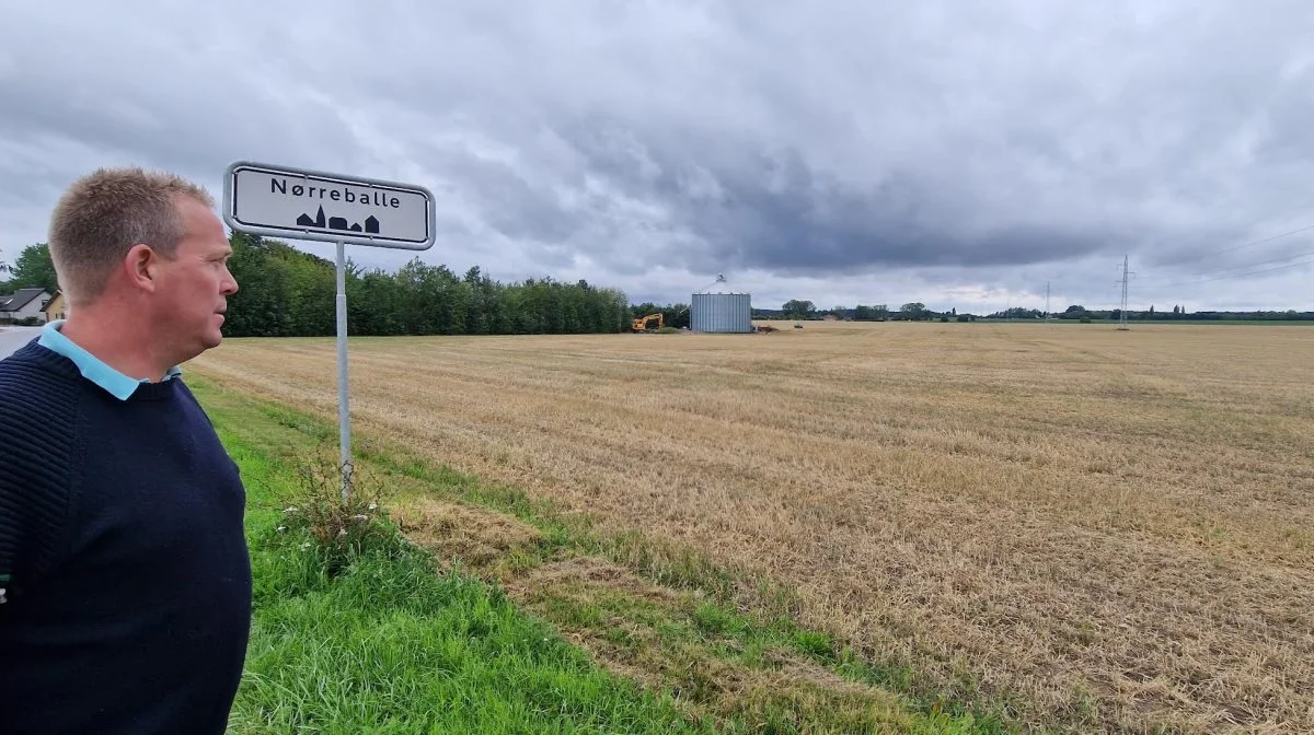 Den nyhøstede maltbygmark, hvor også halmen allerede er fjernet. Striberne over stubmarken er spor fra undersøgelser forud for anlæg af den nye gasledning over Lolland.