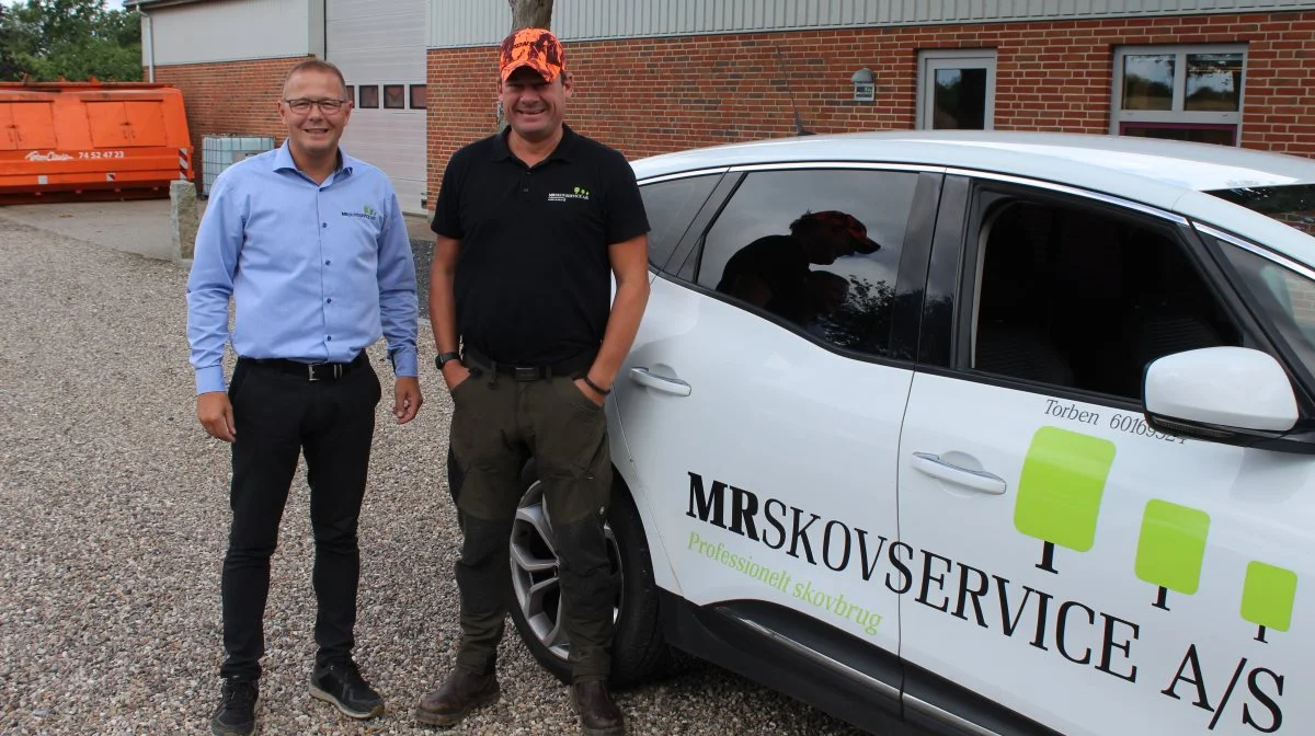 Martin Riggelsen, (th), er stifter og indehaver af MR Skovservice A/S, hvor Torben Bruun Kristensen, (tv), sidste år kom til som nyansat driftschef. Foto: John Ankersen