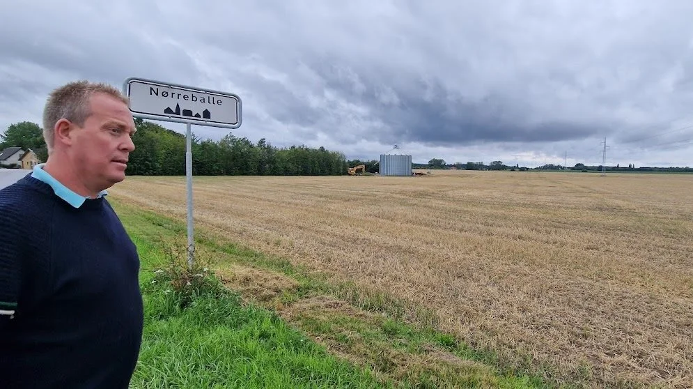 Vinterhveden gav 5 t/ha i halm, mens vårbyggen kun har givet 1,5 t/ha hos Jesper Albrektsen på Lolland. Halmen på hans vårbygmark er kørt væk.  Fotos: Jørgen P. Jensen