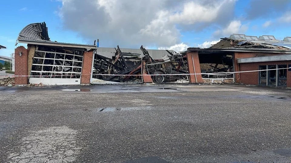 En voldsom brand hærgede natten til onsdag i Ølgod Maskinforretning. Privatfoto