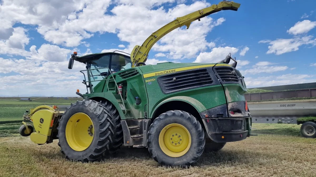 Alle maskiner på farmen er John Deere.