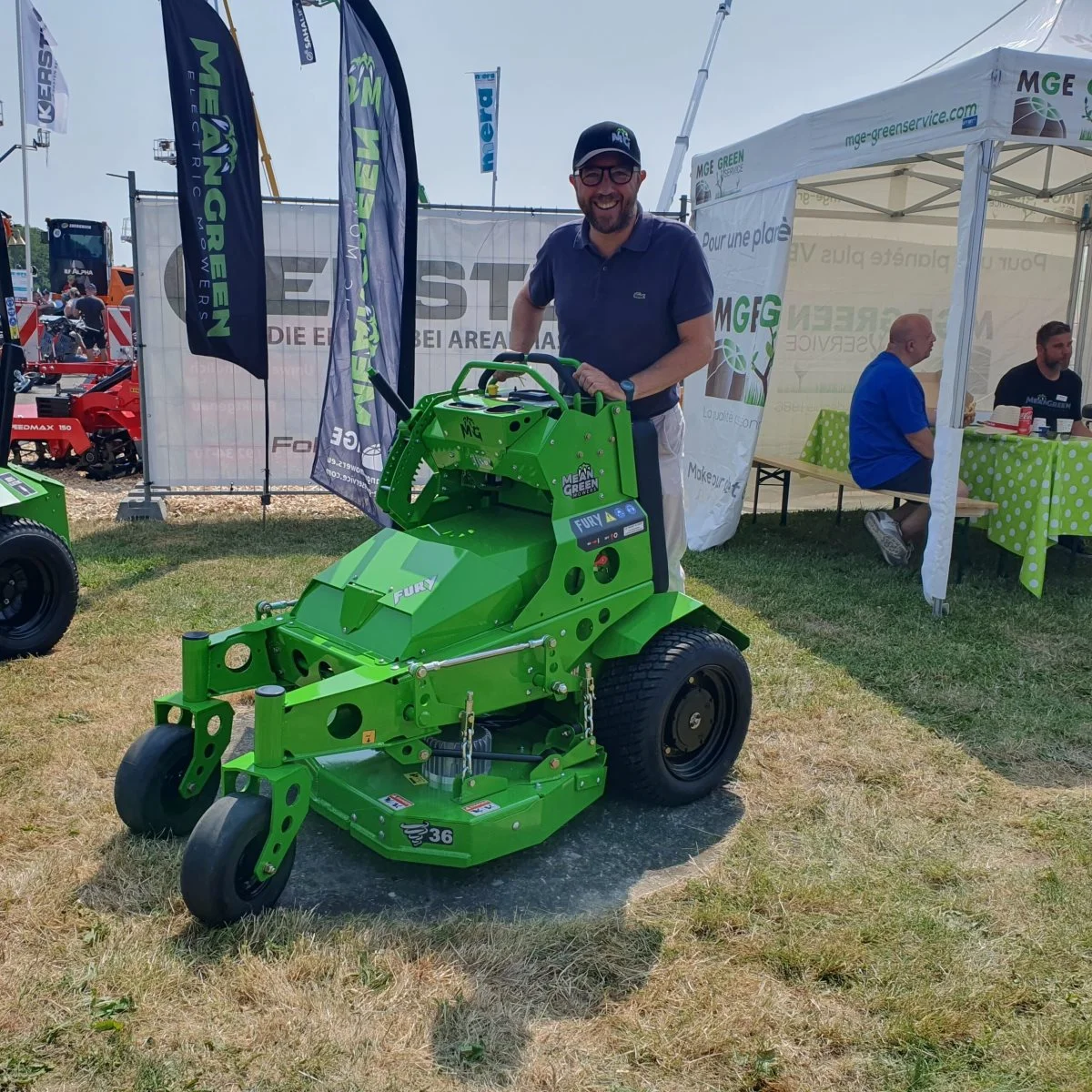 HA Fog A/S har to verdensnyheder på standen. Denne Fury MeanGreen fuldelektriske »stand on«-klipper og saltsprederen Hilltip Smartstrike, der automatisk kan tilpasse sig de nøjagtige vejrforhold. Foto: Lars Thorsen