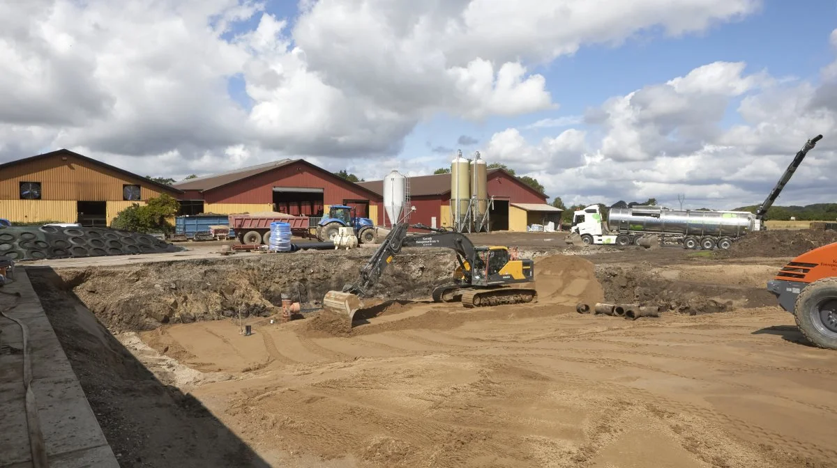 Bag staldene og maskinhuset hos Høstrig I/S i Hågerup etableres to plansiloer på 40x10 meter. Da der tidligere har været en sø, har gravemaskinerne måttet ned i fem meters dybde for at finde råjord. Fotos: Erik Hansen