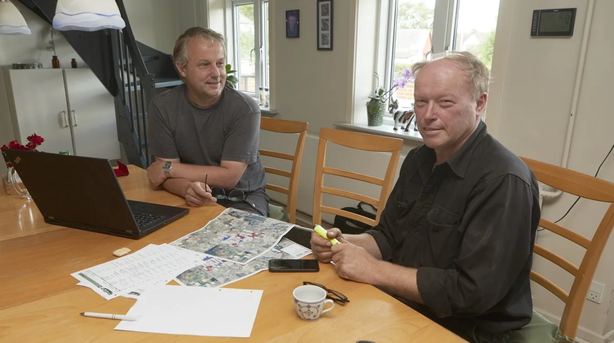 Faderen Poul Jørgensen tager sig primært af markdriften og maskinstationsarbejdet, som udføres for lokale landmænd. Her har han besøg af planteavlsrådgiver Kristian Schach Jensen (tv.), AgriFyn, for planlæggelsen af næste års markplan.