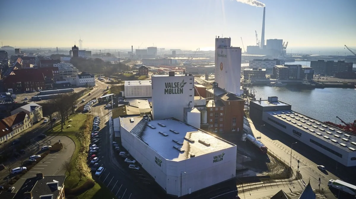 Valsemøllen har tre møller i Danmark: Esbjerg, Svendborg og Køge. Her produceres mel, specialmel, blandinger til brød og kager,
adskillige slags morgenmadsprodukter, kerner, flager og frø. Produkterne afsættes til industri, eksport, foodservice, bagerier og detailhandel.
Valsemøllen beskæftiger cirka 130 medarbejdere. Fotos: Valsemøllen