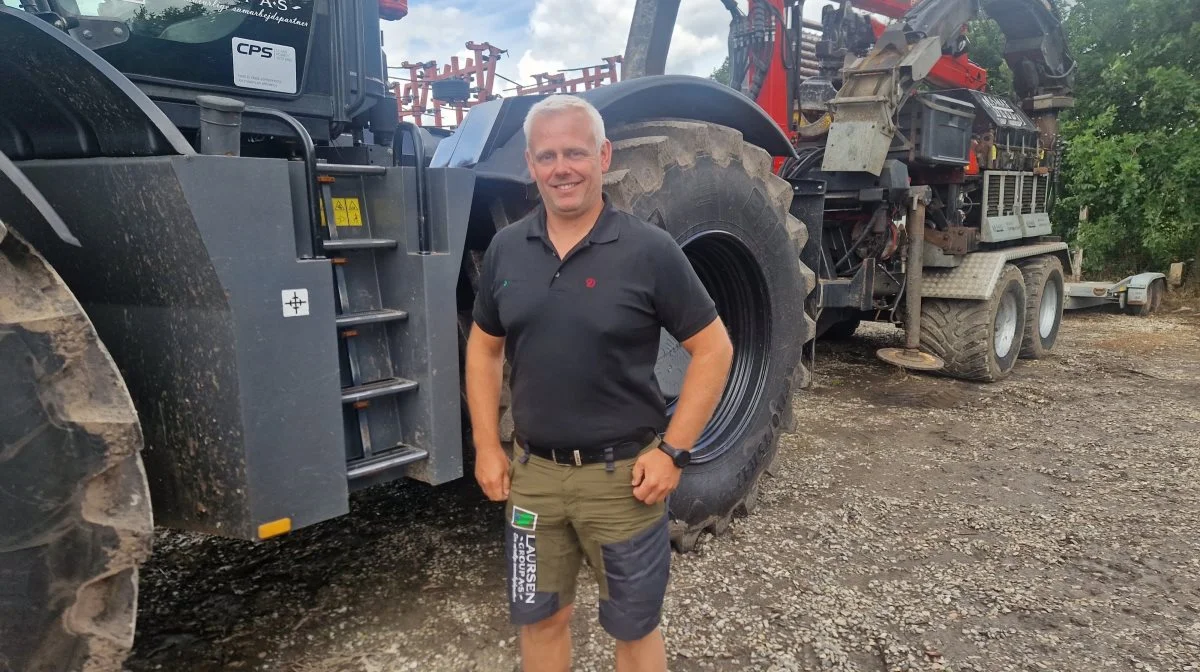 Heine Laursen har god grund til at smile. Det går godt i Laursen Group, hvor han er medejer, og samtidig er det fedt at lave skovarbejde, siger han. Fotos: Henning K. Andersen