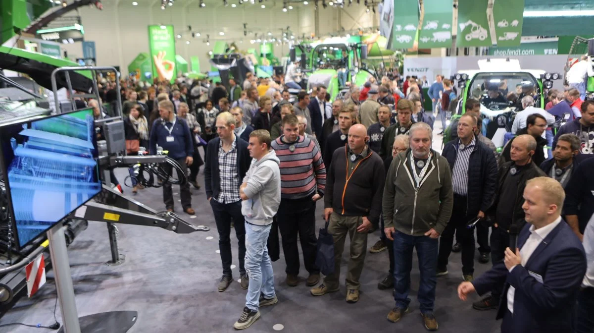 Omkring 3.000 udstillere vil være på plads i de store messehaller i Hannover, når Agritechnica-udstillingen efter coronapausen afholdes fra 12. til 18. november i år. Billedet er fra den seneste messe i 2019, hvor fynske landmænd er på besøg på Fendt-standen. Foto: Erik Hansen