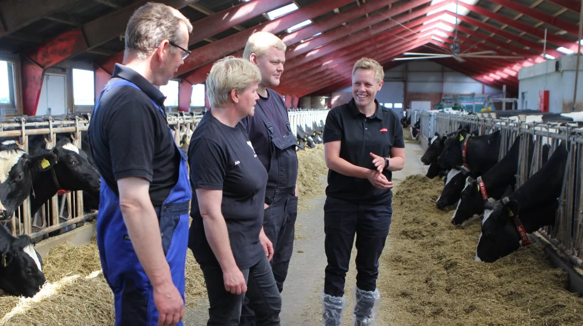 Anja og Karsten Sahlholt Lauritsen, der ejer bedriften Gammeltoft, ses her sammen med sønnen Martin og Dianna Christensen, salgsrådgiver hos Lallemand Animal Nutrition. De er overraskede over, hvor hurtigt de så en positiv effekt af at tilsætte levende gærceller i køernes foderration. Foto: Line Brusgaard