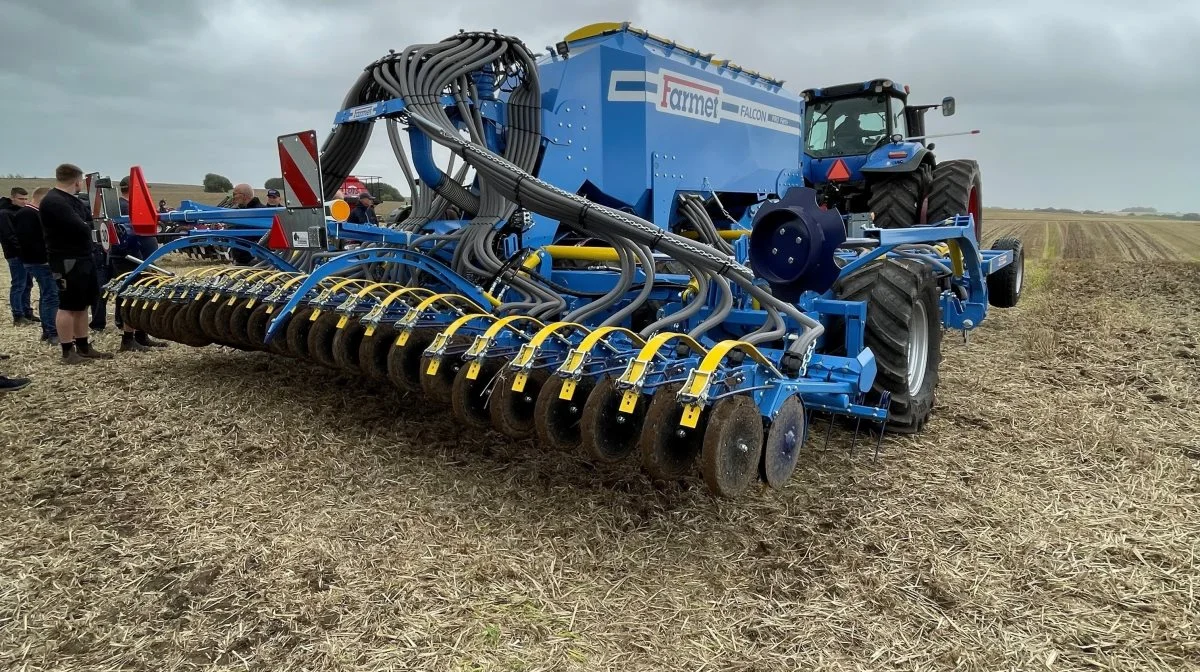 En tjekkisk produceret Farmet Falcon Pro 6-striptill med gødningsplacering var blandt de demonstrerede maskiner mandag aften. Importøren er MidtVest Maskiner, der ejes og drives af Carsten Nørgaard Mouridsen. Importøren kører demo-tur med Farmet-grej på interesserede planteavleres marker i år.