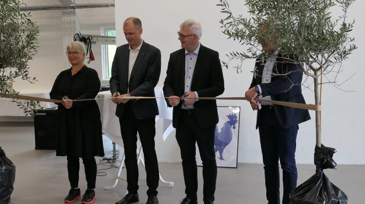 Direktør Anne Bjerrekær, Det Grønne Museum, borgmester Kasper Bjerregaard, Norddjurs Kommune, rektor Brian Bech Nielsen, Aarhus Universitet og delvist skjult bag oliventræet Dekan Eskild Holm Nielsen, Faculty of Technical Sciences, AU, klippede snoren for den nye forsøgsstation AU Auning. 
