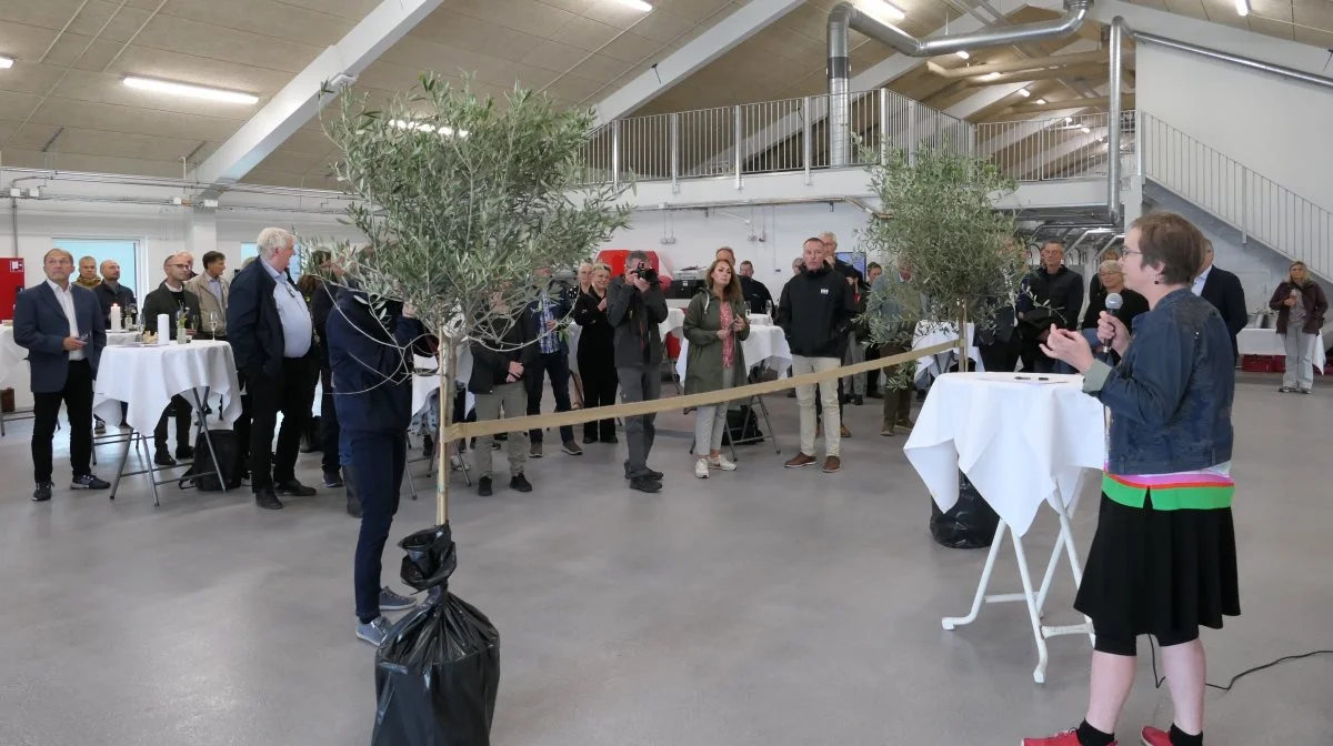 Hanne Lakkenborg Kristensen, forskergruppeleder hos Institut for Fødevarer - Planter, Fødevarer & Bæredygtighed, Aarhus Universitet, bød gæsterne velkommen ved åbningen af forsøgsstationen AU Auning. Fotos: Bøje Østerlund