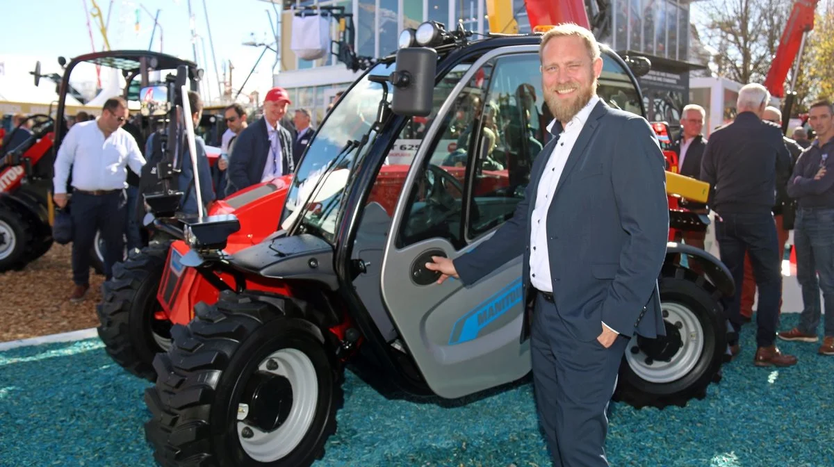 Markedschef Dennis Faurby var naturligvis med, da Manitou lancerede den elektriske teleskoplæsser MT625E på Bauma i München. Nu er maskinen i produktion og klar til premiere på Have & Landskab-udstillingen i Slagelse. Pressefoto.