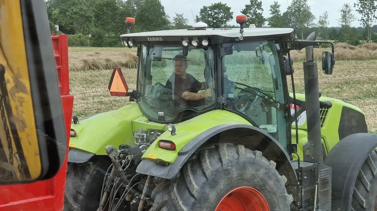 Kasper Lauritsen er pilot på den ene af de to kornvogne, mens Lasse Hansen kører den anden vogn.