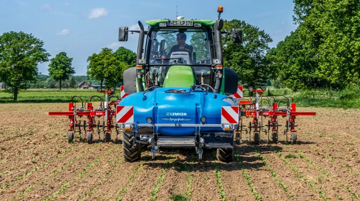 SprayHub-fronttanken fra Lemken kan nu bruges sammen med SprayKit-enheden og en bagmonteret Steketee-radrenser til båndsprøjtning. Kombinationen af begge redskaber kan ifølge producenten være med til at reducere arbejdsmængden med op til 60 procent. SprayHub tilbydes i to tankstørrelser på 1.100 eller 1.500 liter, og er udstyret med en rentvandstank, en håndvasketank og et påfyldningsfilter.