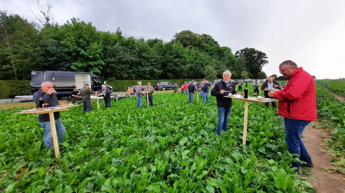 Der afsluttes - hvis vejret tillader - med stående »taffel« i marken. Foto: Jørgen P. Jensen