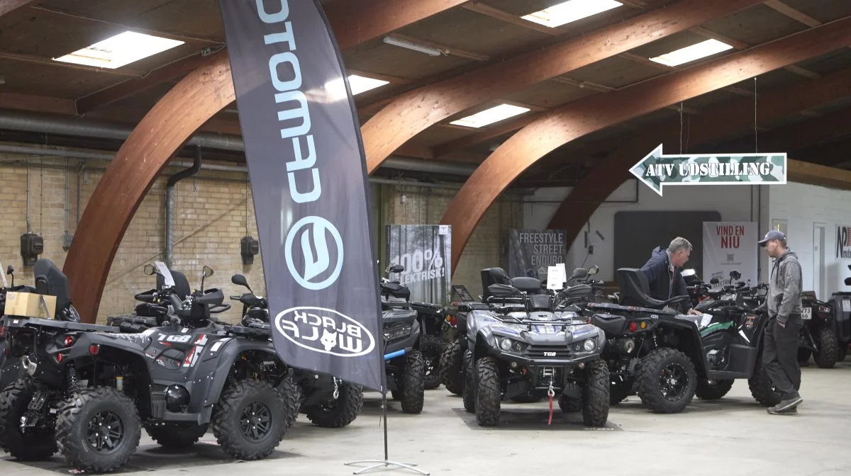 De to store haller hos NP Motor er spækket med ATV’ere. Her rådgiver salgsassistent Sebastian Bjerring en kunde, som er på jagt efter en 400cc maskine. Fotos: Erik Hansen