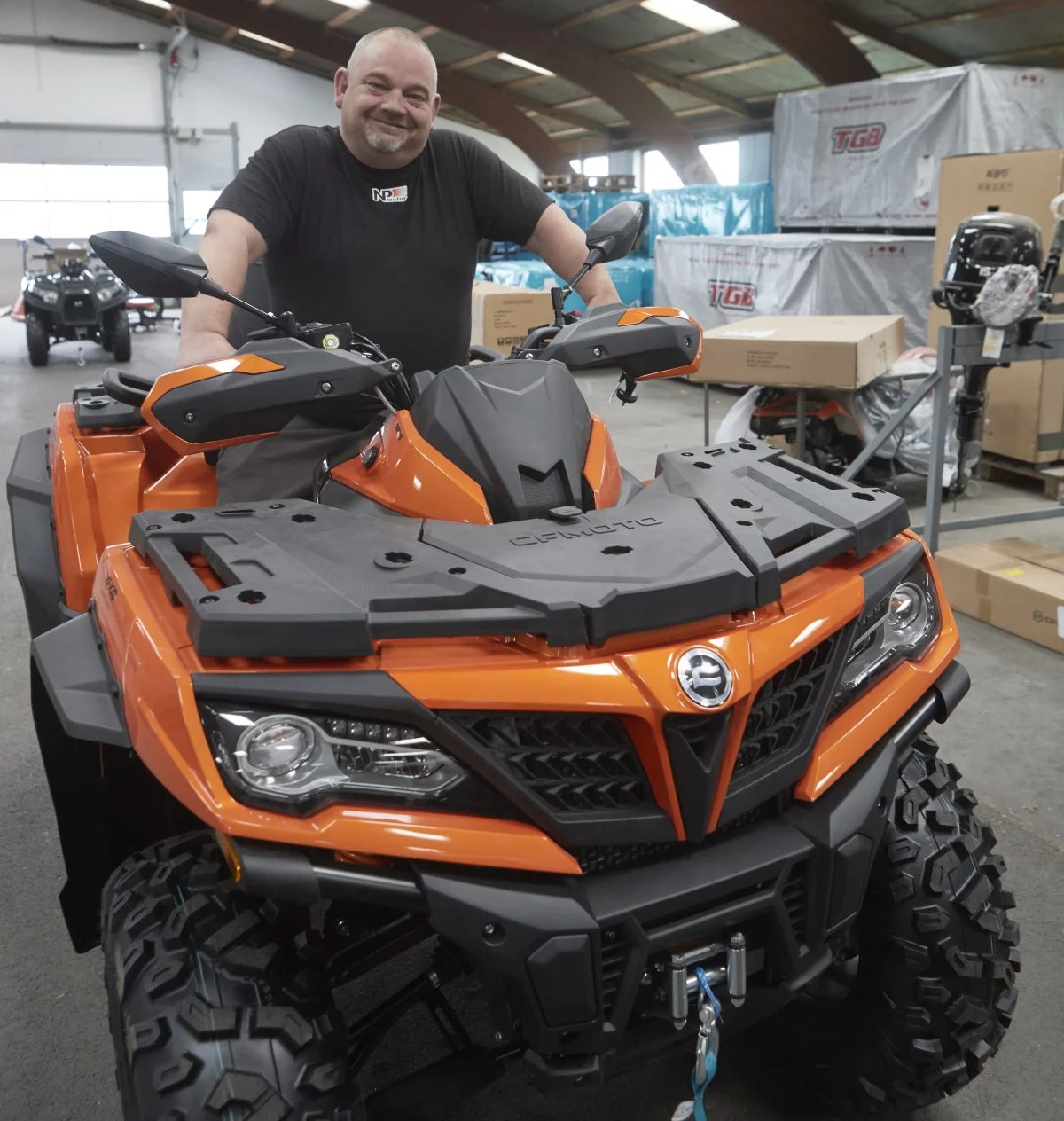 - Ligesom i de øvrige nordiske lande og generelt verden over oplever vi en stor efterspørgsel efter de prisbillige kvalitetsmaskiner fra CFMoto, siger indehaver Niels Peter Bjerring, her på den kinesiske fabriks topmodel på 1000cc.