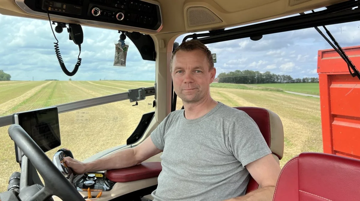 Ole Mathiasen kører selv korn fra, mens det er markmand Jens Toft, der er pilot på Nørregaards Case IH Axial Flow. Foto: Kasper Stougård 