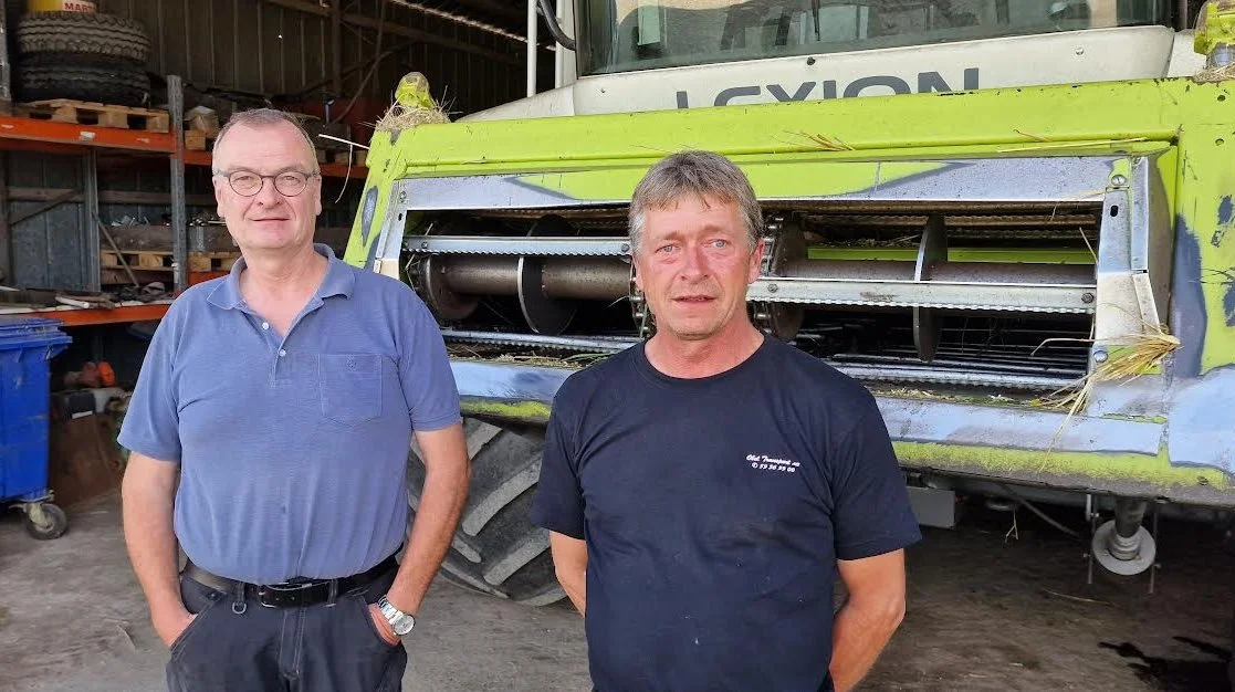 Hans Chr. Hansen samarbejder tæt med sine mangeårige kammerat, gårdejer Jørgen Haugaard Sørensen (th), der i år har høstet 16 hektar rug med godt resultat.