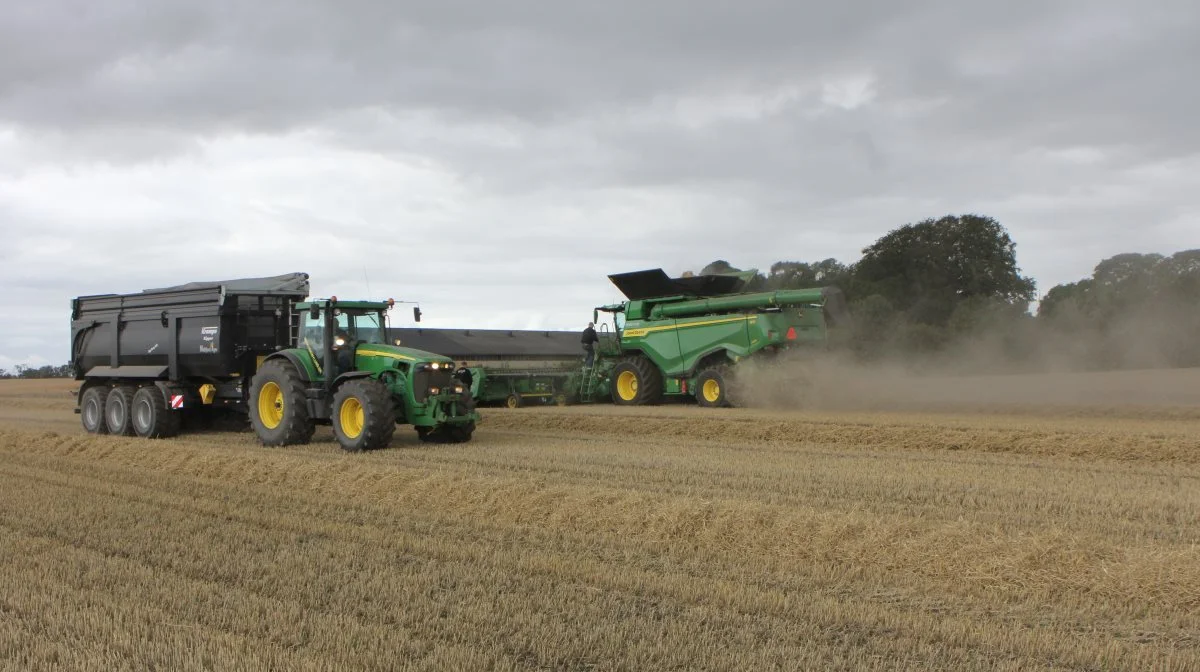 Demomaskinen fra Semler Agro – en John Deere X9 1000 – kom forbi på et heldigt tidspunkt. Den maskine, Vindbylund normalt lejer ind til høsten, holder nemlig stille med et nedbrud. Foto: Kasper Stougård