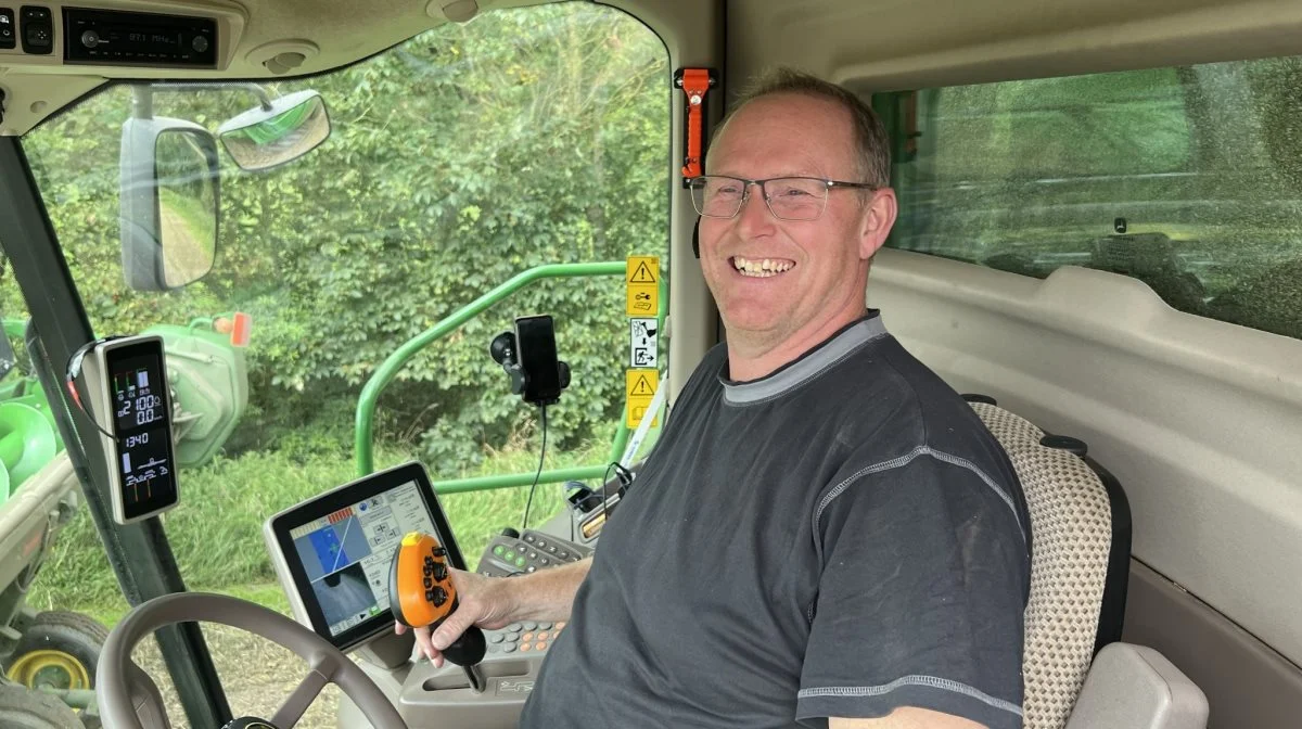 Frands Pedersen har været fast pilot på Vindbylunds bigballepresser, som blev solgt i løbet af vinteren. Derfor er han nu at finde på bedriftens John Deere S690i, og det er lidt mere hektisk end at køre og passe sig selv med halmpresningen, konstaterer han. Foto: Kasper Stougård 