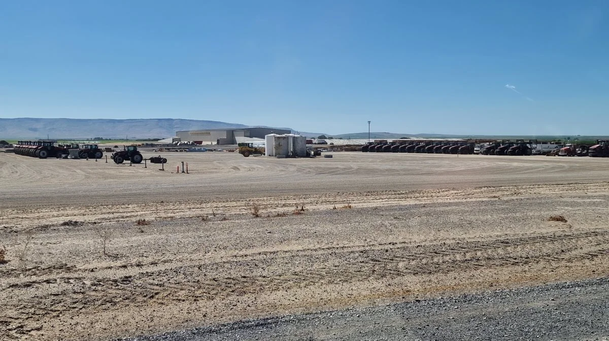 Afstandene mellem bygninger og staldanlæg er enorme, så al færdsel foregår med traktor eller trucks.