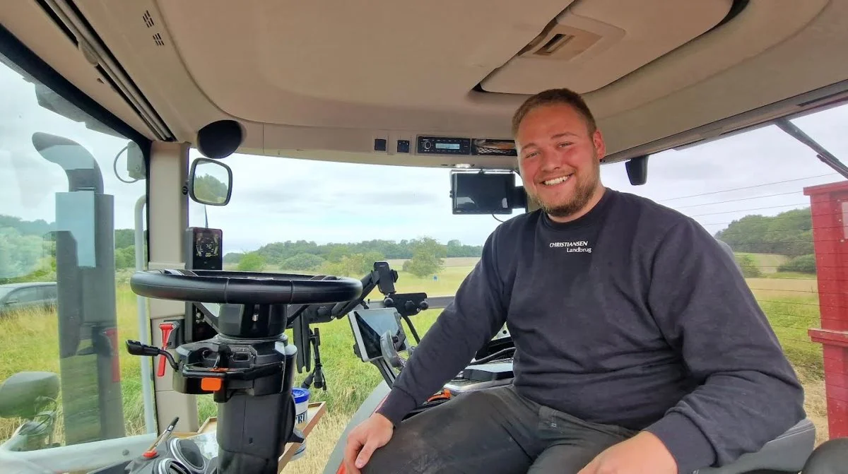 Christian Jakobsen har været ansat i marken på Nygaarden i snart syv år og var torsdag pilot på den ene kornvogn.