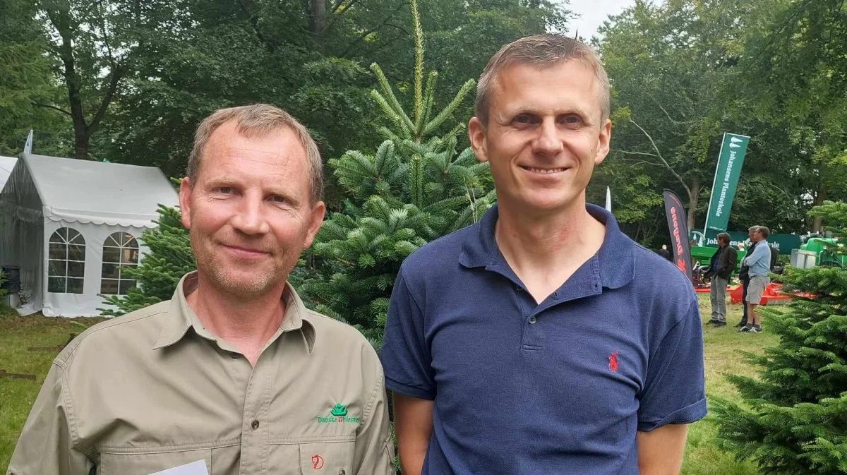 Peter Ryhmer, konsulent hos Danske Juletræer og Carl Johan Larsen, juletræsproducent, Tyltagergaard ved Ferritslev er enige om, at den nye certificeringsmulighed »Bæredygtige naturtræer« er et plus for de danske producenter.