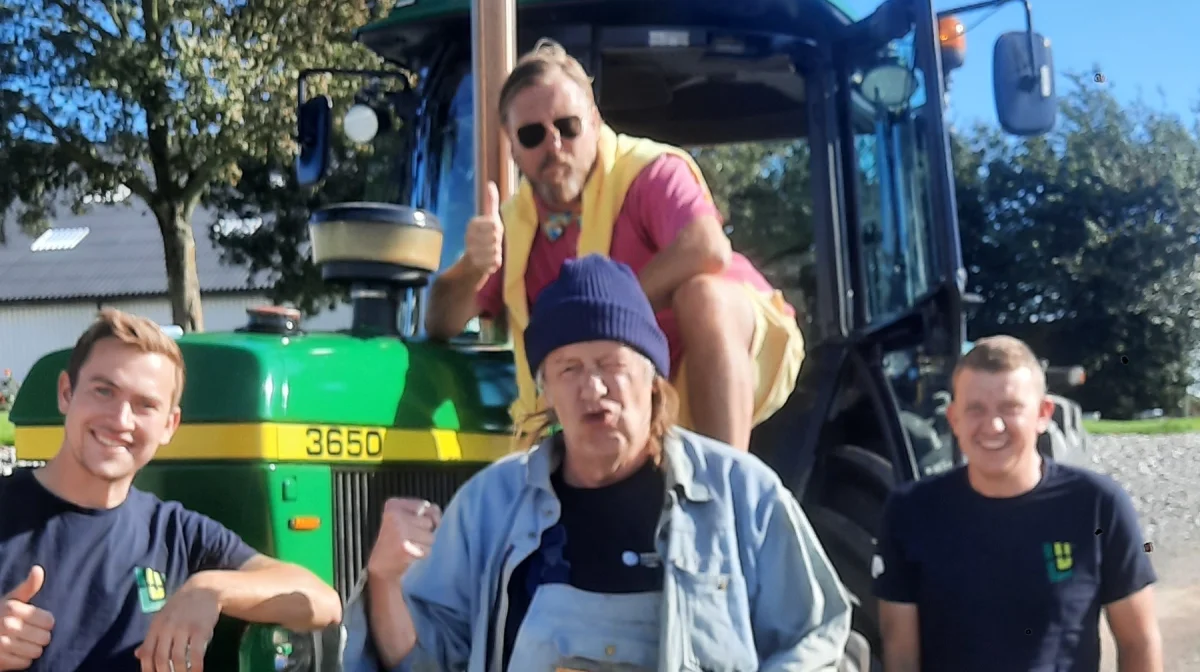 Thor Laursen (tv) og Morten Stokholm (th) fra arrangementsgruppen i selskab med Harske Hubbi og Heino fra det hedengangne Polle fra Snave, der underholder i løbet af dagen. Privatfoto