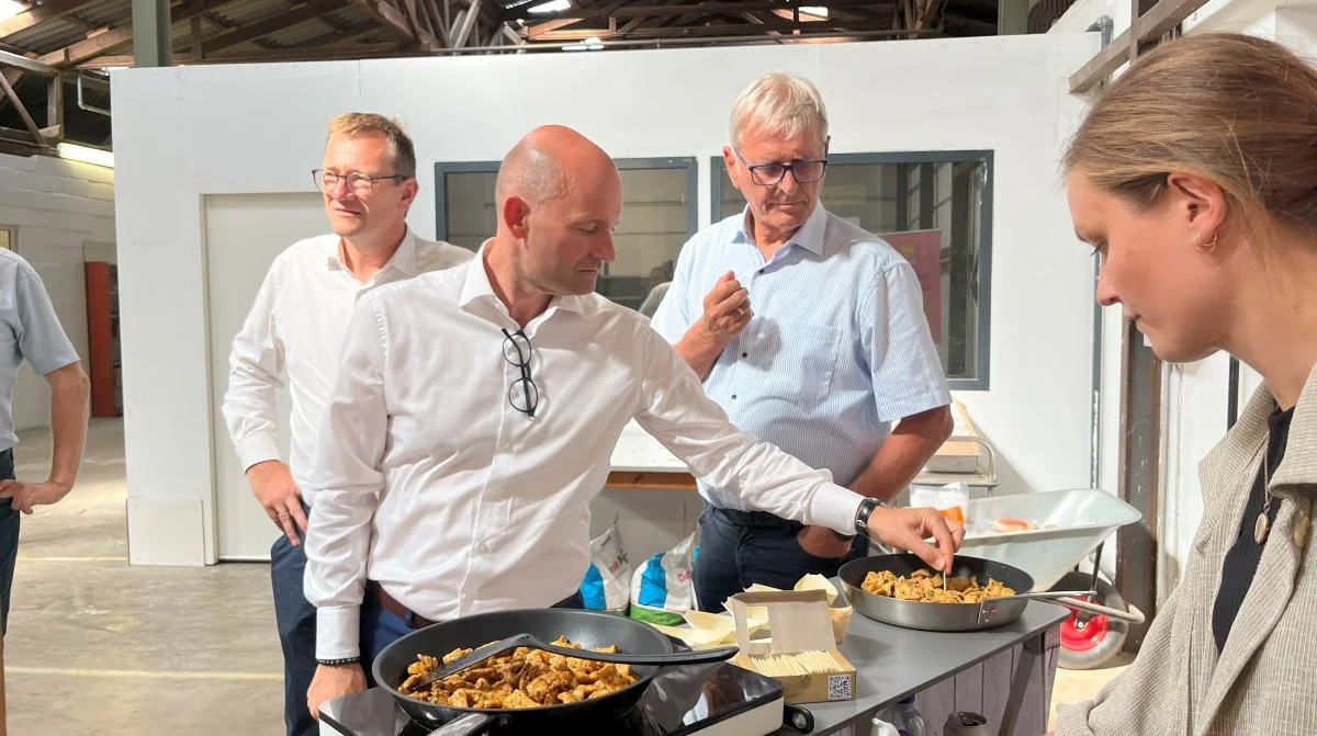 På Danish Agros fabrik i Sjølund kunne politikerne ved selvsyn opleve og smage en række plantebaserede kødalternativer lavet af danske råvarer.