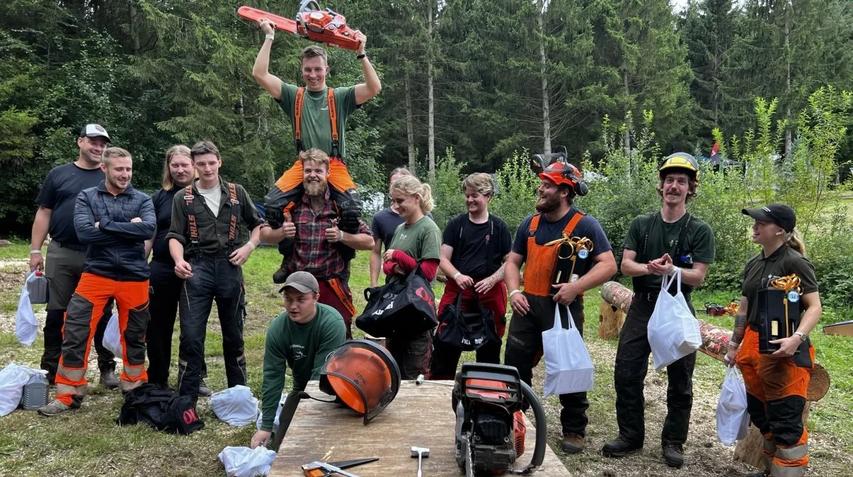 Førstepræmien i »Skills for Skovbrugselever« var en spritny motorsav fra Husqvarna, som vinderen, Marius Eg Larsen, løfter på billedet her. Pressefoto