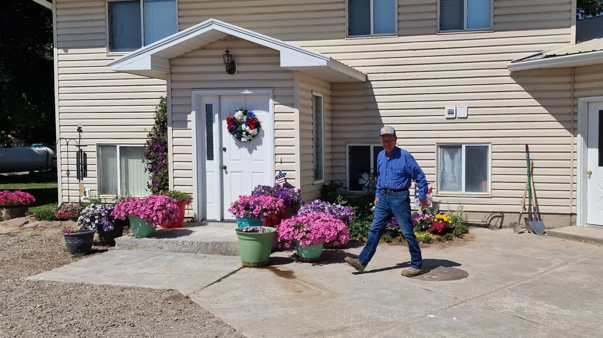 Stuehuset hos farmer Byron Evans og hans kone, Laura, er et typisk farmhouse med mange blomster overalt.