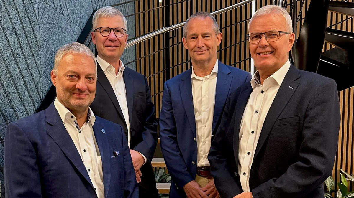De er glade over udsigten til en fusion hos Broager og Frøs Sparekasse. Her ses adm. direktør for Broager Sparekasse Lars Christensen, adm. direktør for Frøs Sparekasse Max Hovedskov, bestyrelsesformand for Broager Sparekasse Erik Johannsen og bestyrelsesformand for Frøs Sparekasse Jørgen Kring Jensen. Foto: Broager Sparekasse