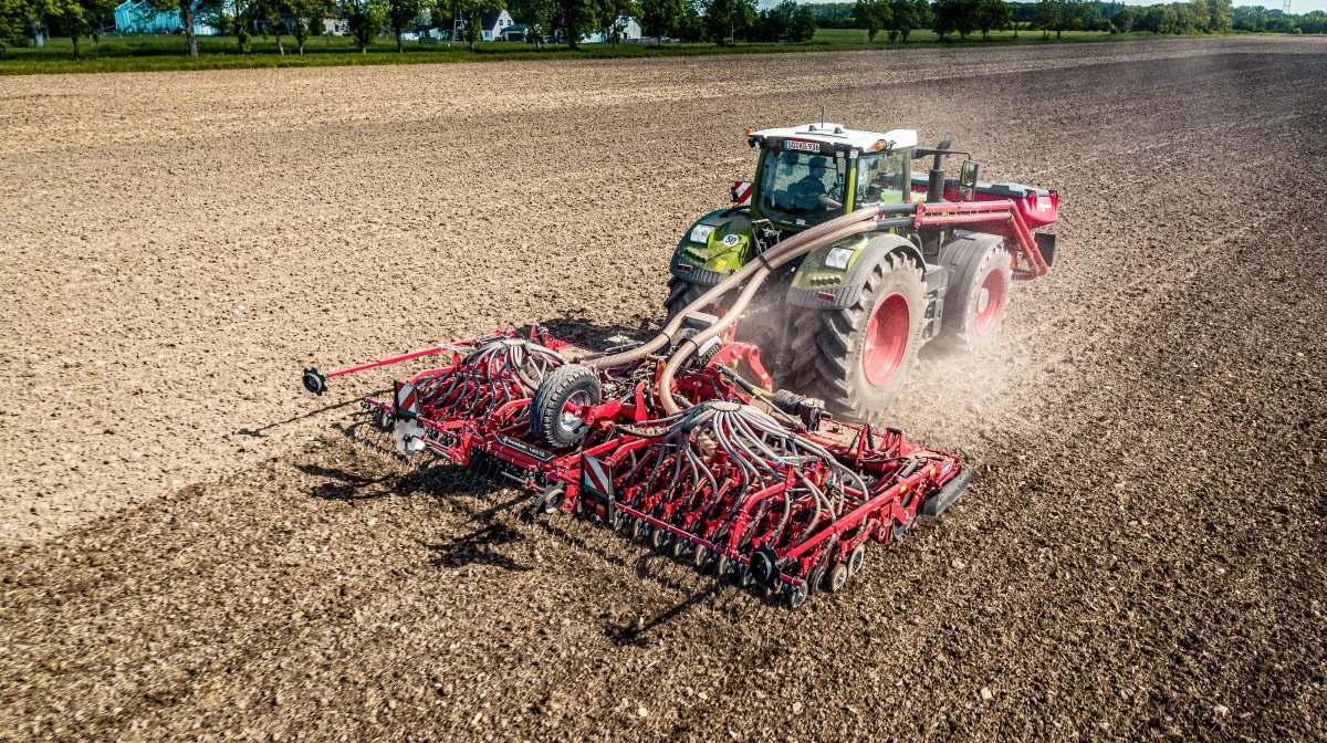 Den foldbare Kverneland-såbom f-drill CB F er et godt match til den nye Rotago F-rotorharve, der tilbydes fra 4 til 6 meters arbejdsbredde.