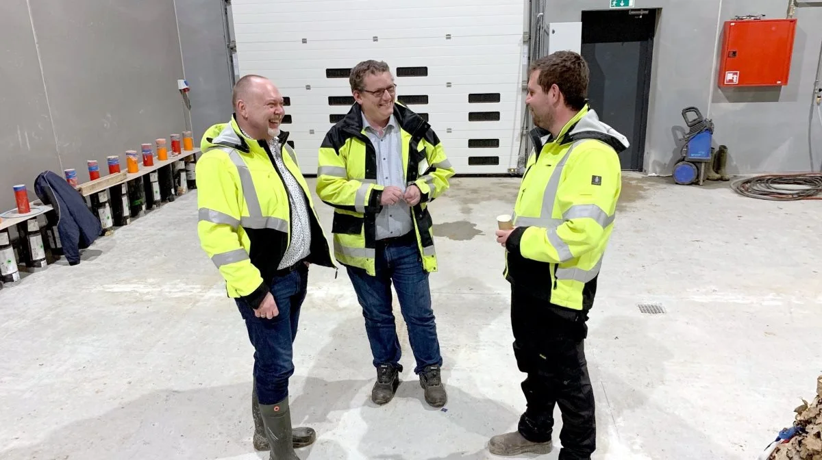 Jesper Bram (th.), landmand og initiativtager til Naturbiogas Sode, til åbningen af biogasanlægget i 2020. Arkivfoto