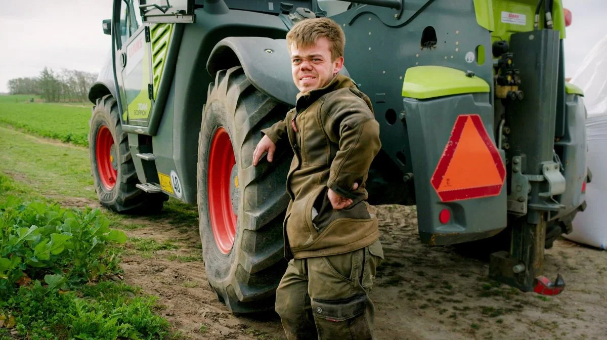 Magnus Jacobsens dværgvækst betyder blandt andet, at han er hjulbenet, og at særligt hans knæ og hofter er ekstra belastede. Foto: TV 2