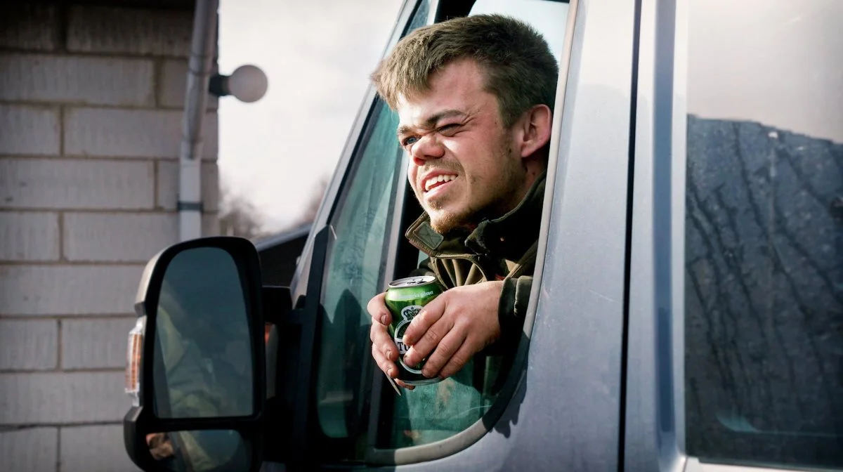 Da Magnus Jacobsen voksede op, var selvtilliden lav, og han ønskede ikke at være ude blandt de fremmede, stirrende blikke. Men i dag er han sådan en, de fleste i lokalområdet hilser på. Foto: TV 2