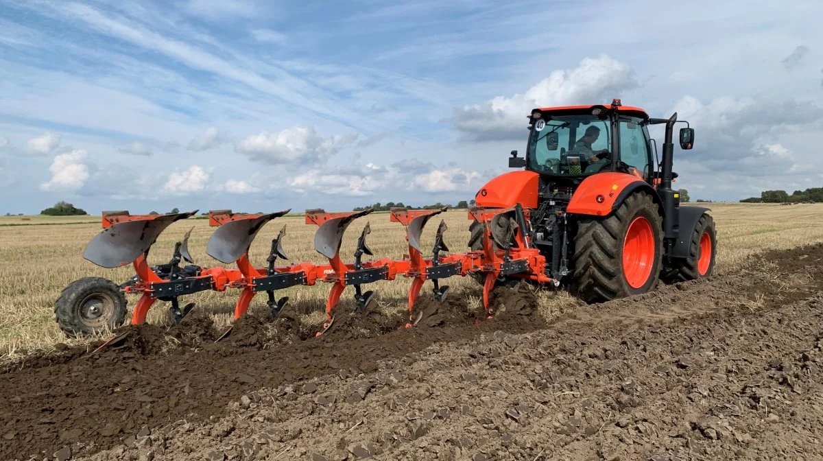 Hans Wonge, salgskonsulent hos Nellemann Machinery, tog en prøvetur i den nye store Kubota-traktor. Foto: Jesper Hallgren 