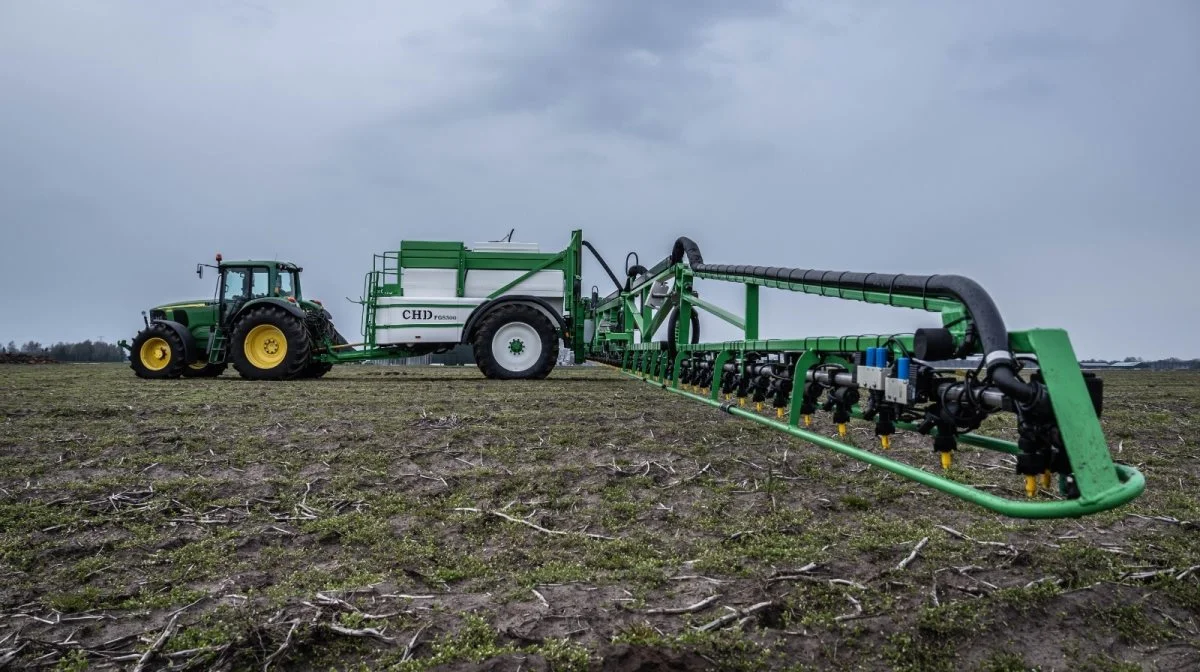 CHD producerer bomme helt op til 57 meters bredde. Den nye FG S-serie leveres dog maksimalt med 51 meter bred bom, som dog nok rækker til de fleste. Pressefoto