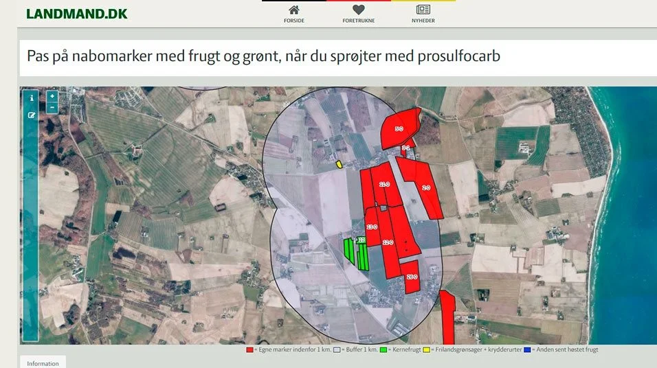 På landmand.dk kan man finde værktøjet Prosulfocarb-følsomme marker 2023. Billedet viser et skærmdump fra værktøjet. Egne marker er vist med rødt. Nabomarker med følsomme afgrøder er vist med grønt, gult eller blåt, og endelig afgrænser markeringen et område inden for en afstand af 1 km fra følsomme afgrøder.