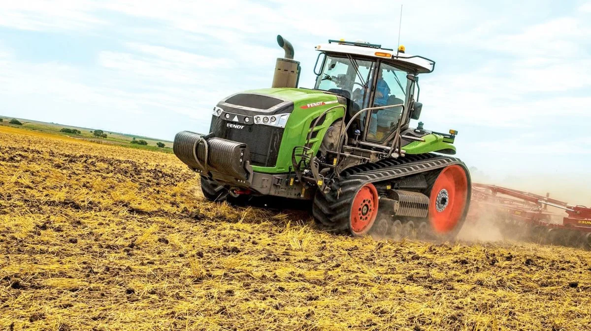 Hidtil har brugen af bælter været en udfordring for landbruget og maskinstationerne, fordi traktorerne ikke har måttet køre på vejnettet. Det må de nu. Kravet er, at maskinerne er typegodkendt efter EU-forordningen »Mother Regulation 167/2013«.