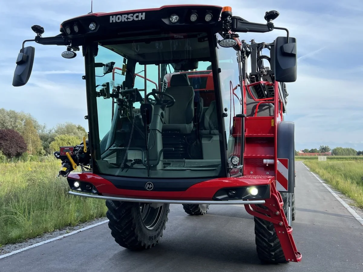 Den nye kabinen stammer fra de nyeste generationer af mejetærskere fra Claas. Den er tryksat, så det kun kræver udskiftning af støvfilteret til et kulfilter at yde optimal beskyttelse af piloten. Foto: Kasper Stougård 