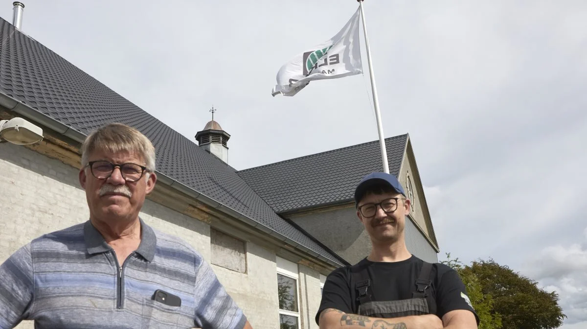 Flaget med Elkær Maskiner bliver strøget fra den markante mejeribygning i Herrested, men i regi af HE Maskiner fortsætter Henning Elkær og sønnen Kenneth Elkær, med produktion af blandt andet kvasskæremaskiner. Fotos: Erik Hansen