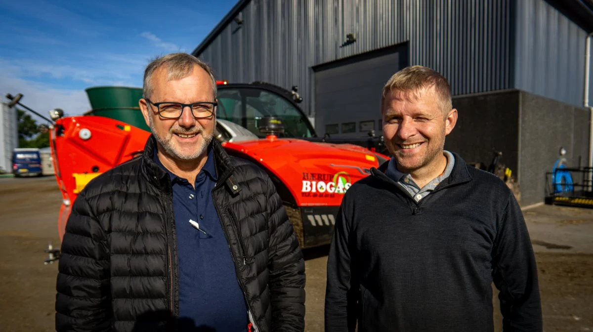 Freddy Lange Nielsen fra Scantruck (tv.) solgte Jesper Nør Christensen fra Hærup Biogas den nye teleskoplæsser. Det har gjort arbejdsdagen med at læsse biomasse mere nem og bekvem.