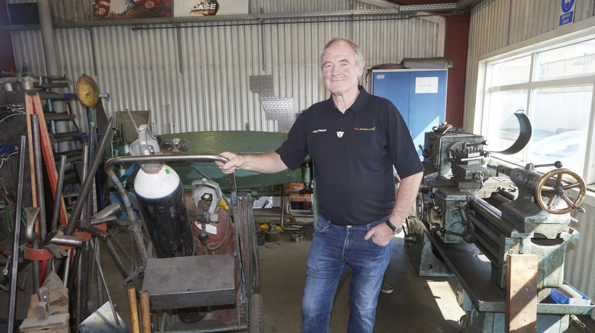 På entreprenørværkstedet tager Poul Andersen sig af det grovere smedearbejde og specialopgaver. På 50-års jubilæumsdagen udpeger han skærebrænderen som et af hans vigtigste redskaber. Fotos: Erik Hansen 
