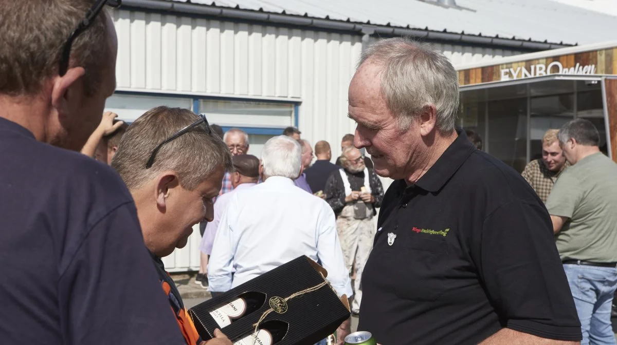 Mange kunder, kolleger og andre, som smed Poul Andersen har haft samarbejde med i de foreløbige 50 år på værkstedet hos Ringe Maskinforretning, var mødt op for at fejre det markante jubilæum.

  